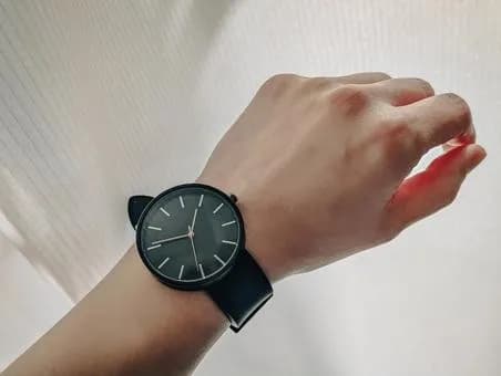 【悲報】いい年して安い時計つけてるのださくね?wwwwwwwwwwwwwwww