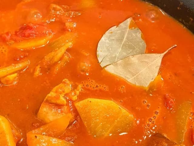 カレー作ろう!!ローリエ入れる 「何の効果あるんやろこれ」