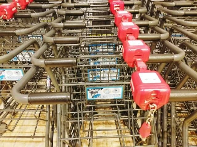 【悲報】都会のスーパー、カートに100円を入れないと使えないwwww