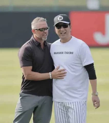 【阪神】ジェフ・ウィリアムス駐米スカウトが宜野座キャンプに合流、盟友の藤川球児監督と30分間談笑