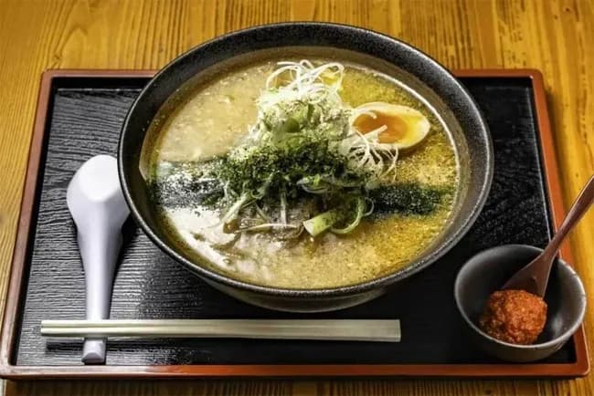 【悲報】ラーメン屋さん「席でおむつ交換はちょっと・・」 パパ「は?じゃあどこで変えるんだ!」