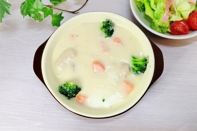 クリームシチュー、野菜サラダ←コイツに一品加えて最強にしろ