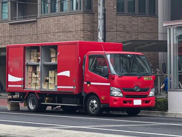 自販機にジュース入れる仕事w