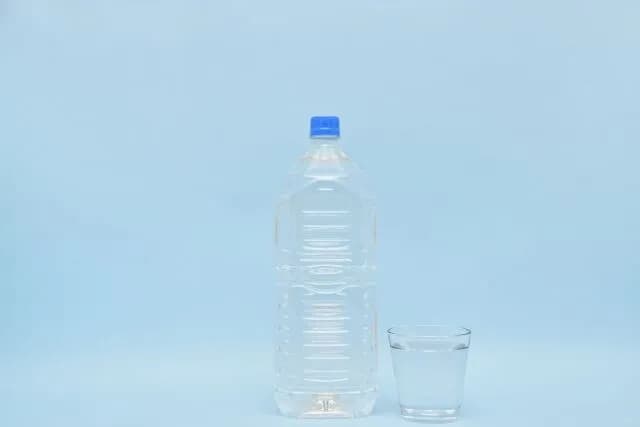 水は1日2リットル飲めって