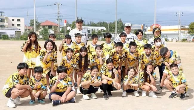阪神・秋山拓巳BA OB亀山努氏と沖縄県内の小学校で野球教室 「野球人口が減っていくことを抑えることに貢献すると思います