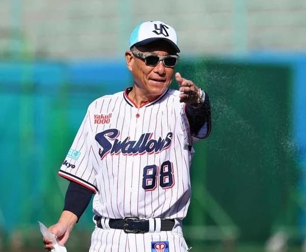【朗報】ヤクルト池山監督、グラウンドに塩を撒く