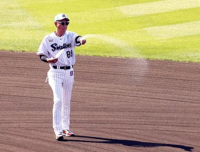 ヤクルト、打席に入るとき「力士のように塩をまく」構想が発覚wwww