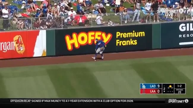 山本が打ち取った打球をテオスカー・ヘルナンデスが落球