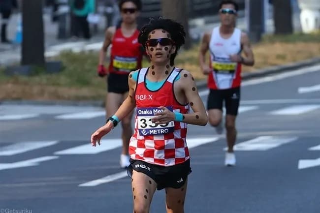 【画像】大阪マラソン選手、クロアチア国旗みたいな服で走るwwwwwwww