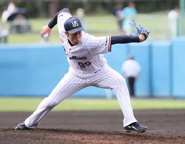 ヤクルト・青柳、左ハムストリングの張り 全体練習から外れる