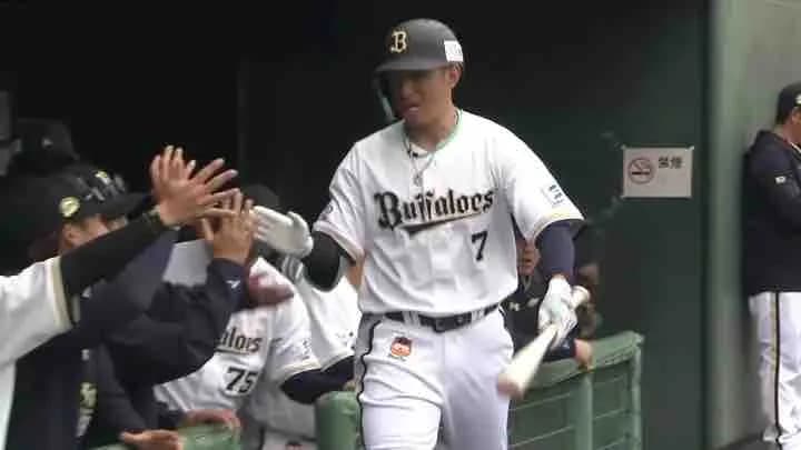 オープン戦、ロッテ相手に西川龍馬が初球弾!森友哉が代打2ランと素晴らしい展開を繰り広げる!!