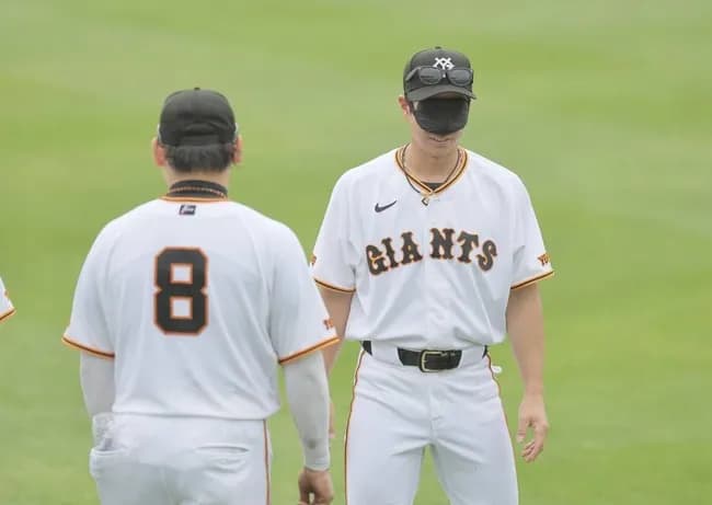【悲報】巨人外野陣がアイマスク集団に 目隠し珍練習実施