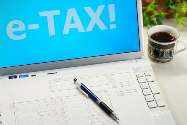 政府・税務署「e-tax楽だよ!行列に並ばなくて済むよ!」日本人「紙で提出するわ」