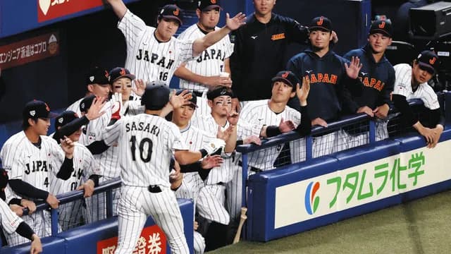 侍J佐々木泰&サトテルHRで中日に勝利!小園はショート&セカンド守る←カープファンの反応【日本5-3中日/試合結果】