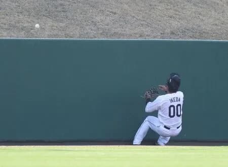 ロッテ・池田がフェンス激突で救急搬送…本来は内野手も外野起用 サブロー監督「申し訳なかったなと」