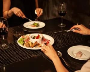 飲食店を悩ますインフルエンサー問題…「彼らはタダ飯を要求してくる…断ると店の誹謗中傷を始める」