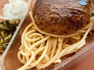 弁当で肉の下敷きになってるパスタ