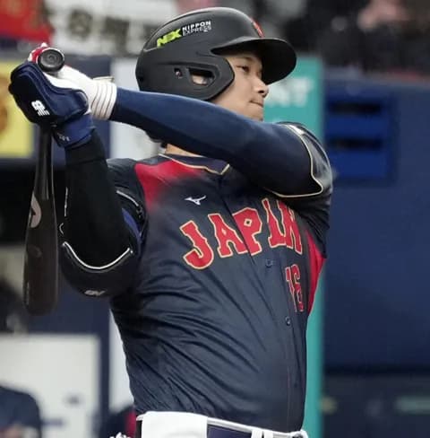 【WBC】大谷翔平がいきなり”お茶ポーズ”を披露!侍ジャパンのWBC初戦、第1打席でツーベースヒット