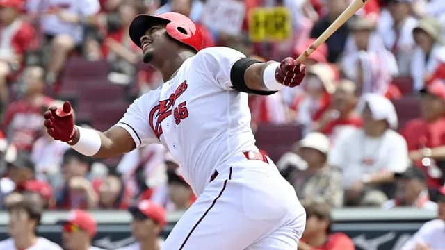 カープモンテロ、OP戦1号ホームラン!中日松木平から同点バックスクリーン弾!!