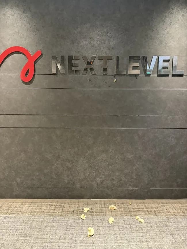 【悲報】新幹線で「豚まん」注意された実業家、会社に豚まん投げつけられる