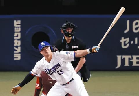 【中日】細川成也、2試合連発の先制3ラン! 泳ぎながらもウイング席に着弾!!