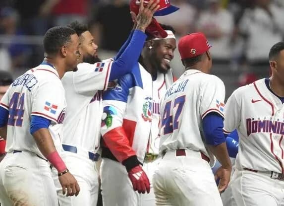 【悲報】「お~いお茶」を飲んだドミニカ代表、顔を歪めて吐き捨てるwwwwwwwwwwwww