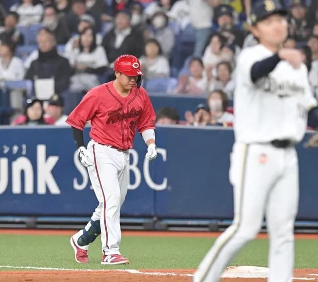 広島・新井監督、今年は鬼になる。無死一二塁でバントのサインを無視し打った(結果・併殺)石原に激怒