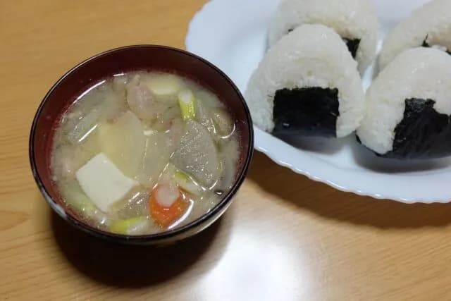 熱々の豚汁と炊きたておにぎり😌