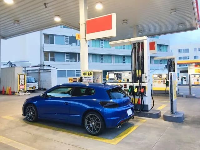 セルフガソスタの従業員「(監視モニター見て)この客は給油準備できたな。許可ボタン、ポチッ!」