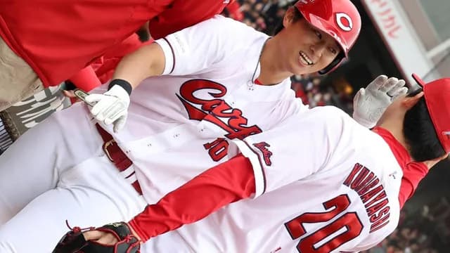 カープ佐々木泰、1号2ランホームラン!待望の一発に渾身ガッツポーズ!新井監督も笑顔