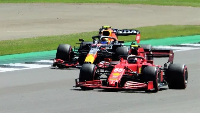 F1で前の車と車間をほとんどあけずにベタ付きの車おるやん?