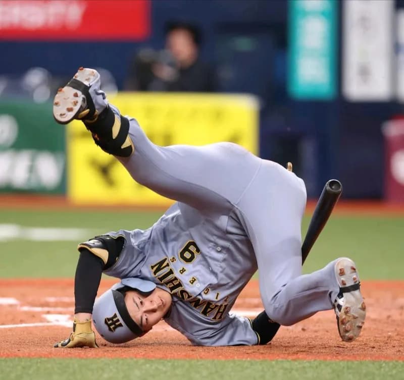 マチャドの156km/hを避けた立石正広くん、ものすごいポーズに