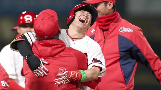 【朗報】カープ新井監督、勝田の劇的サヨナラ打で感情を取り戻す!平川は「並の新人ではない」【監督談話/祝勝会】