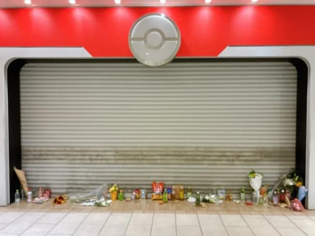 【画像】事件現場のポケモンセンター、たくさんのお供え物が供えられる