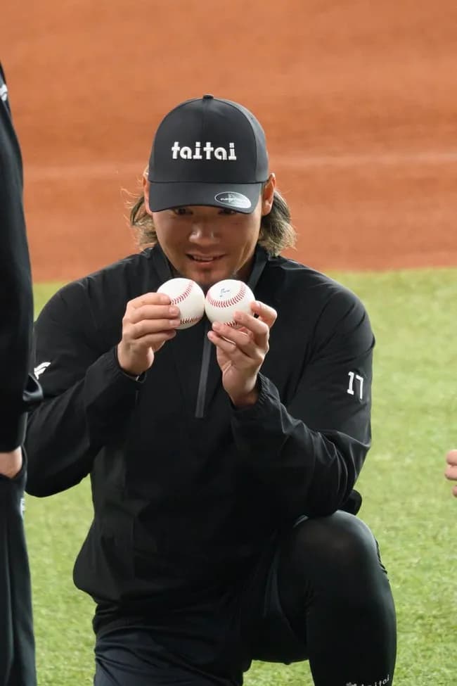 【朗報】伊藤大海、NPBボールに興味津々wwwwwwww