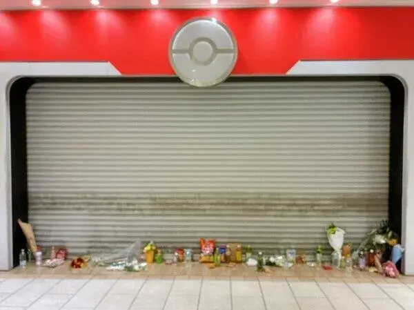 【画像】ポケモンセンター、花束で埋め尽くされる