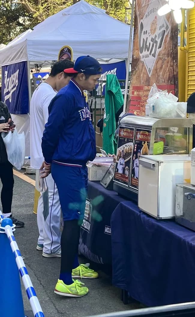 【悲報】チュニドラ根尾、神宮のからあげを買いに行かされる