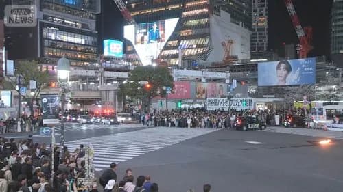 【動画】渋谷交差点放火事件、警察さんが燃えるガソリンに水バシャバシャかけてしまうwwwwwwwwww