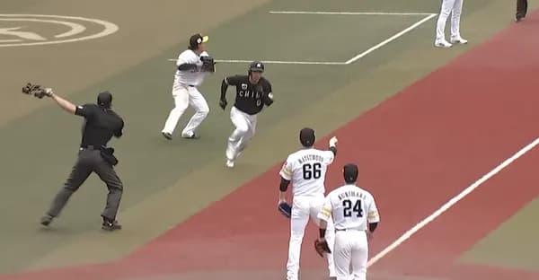 楽しそうに野球をする野村勇、発見される