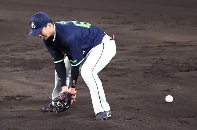 首位・ヤクルトに珍事? トンネル、落球…失策連発で6回までに7失点も投手の自責0