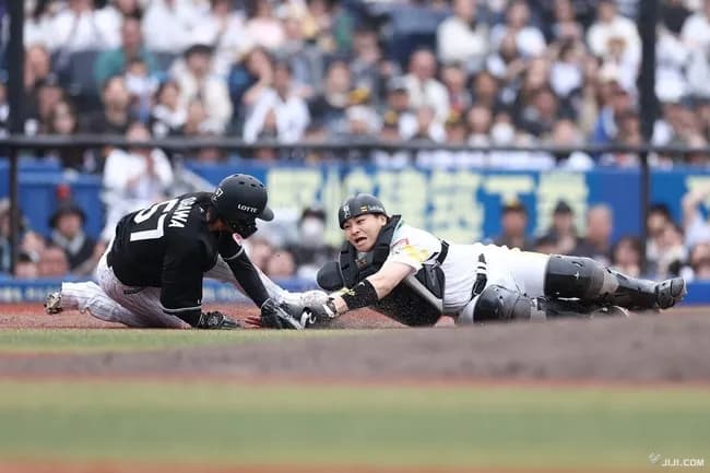 時事通信「ロッテ、九回絶好機でミス プロ野球」