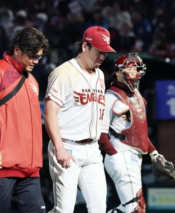 【楽天】前田健太が緊急降板 4回の投球後に右足を気にするそぶりを見せる