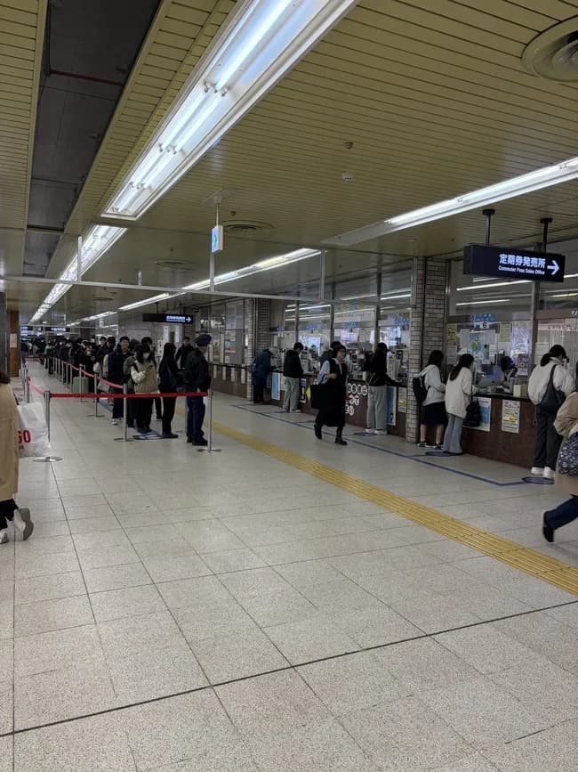【画像】「定期券」購入の大行列、始まるwwwwwww