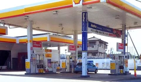 (ヽ´ん`)「GSバイト面接翌日から来てくれと言われたけど出勤せず夕方に車でガソリン入れに行った」