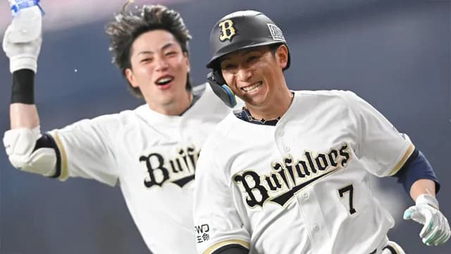 西川龍馬〝悪球〟サヨナラタイムリー!ロッテ高野から変態打法で3連勝!!