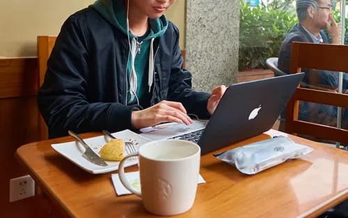 【悲報】スタバさん、ガチで大人の自習室と化してしまうwwwwwwwwww