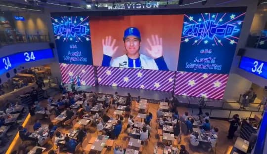 プロ初安打のDeNA宮下朝陽選手がアンコールヒーローに! ベンチでルーキーの活躍を喜ぶヒュンメルの姿が微笑ましいと話題に