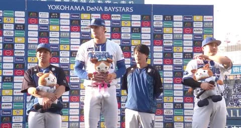 【DeNA】東克樹とレイノルズの「驚愕の身長差」が話題 エースの隣で新助っ人の巨体が際立つ絵面にwww