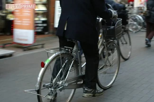 【悲報】作業着のおっさん、警察のフリして青切符詐欺で高校生から2000円騙し取る