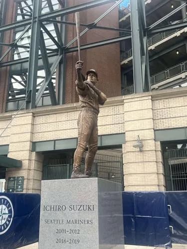 【爆笑】イチローさんの銅像、除幕式でバットがポッキリ折れてしまうwwwwwwwwww